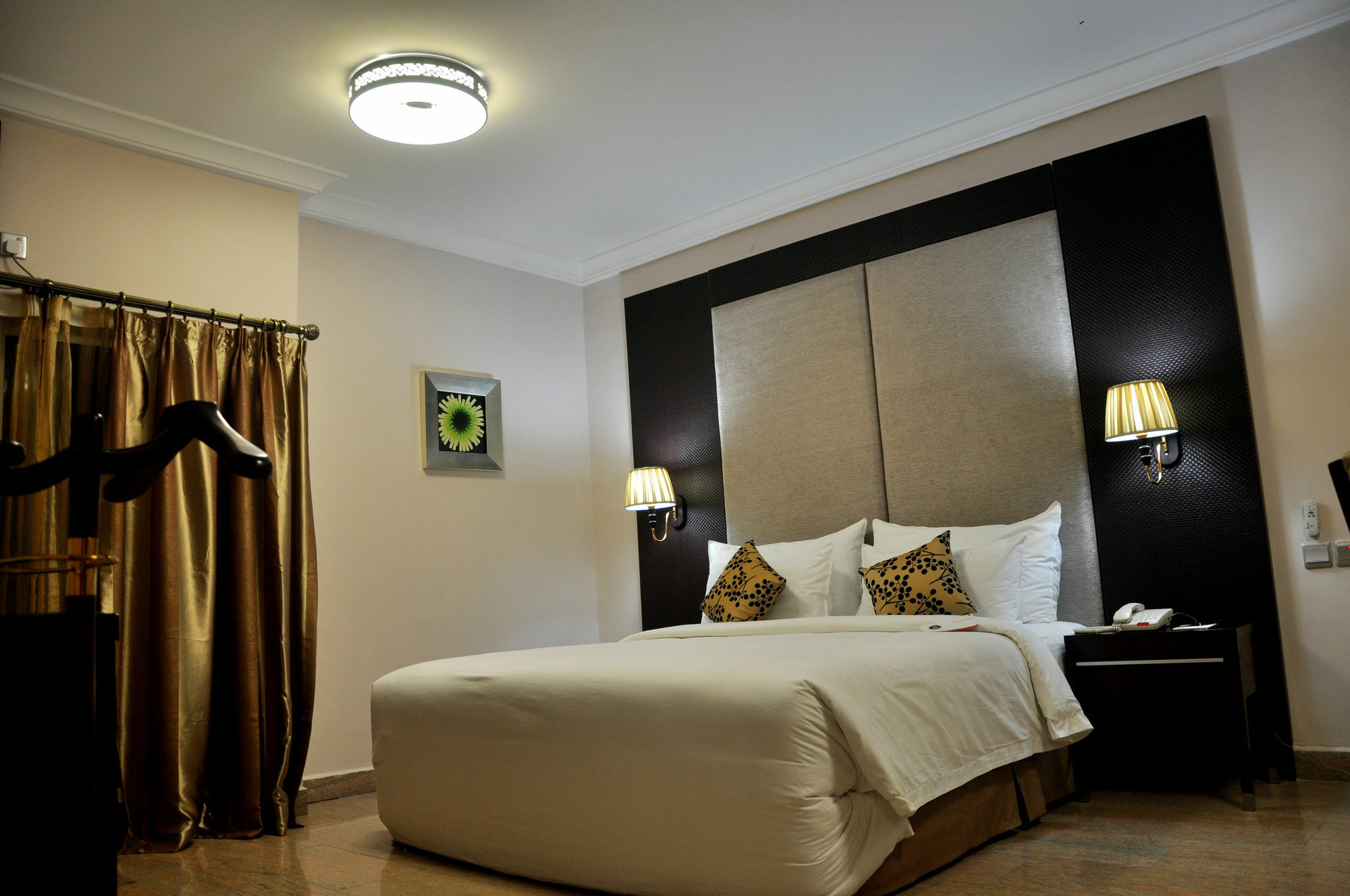 Chelsea Hotel Wuse II Mobushipe Exterior photo
